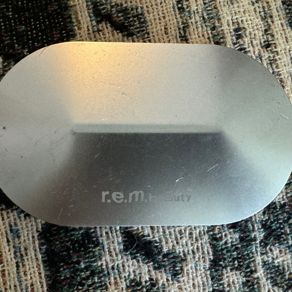 R.E.M. Babydoll eyeshadow palette - Picture 2 of 3